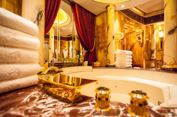 Kamar dengan bathtub berlapis emas